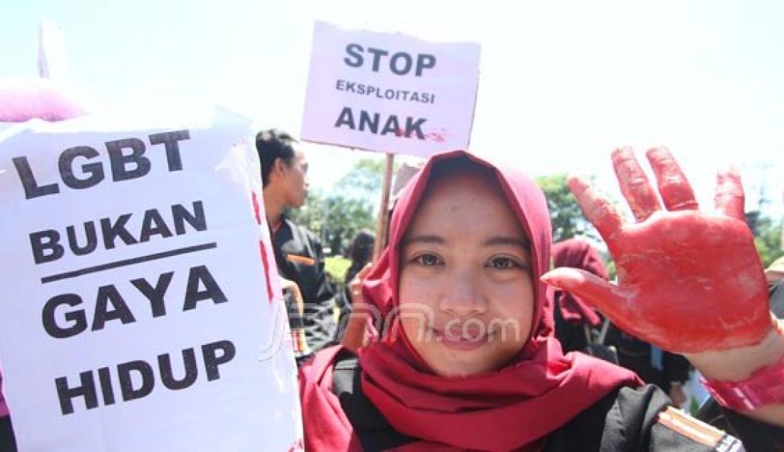 Demontrans melakukan aksi penolakan terhadap Lesbian, Gay, Biseks dan Transgender (LGBT) di jalan veteran kota malang Selasa, (15/3). Foto: Darmono/Radar Malang/JPNN.com - JPNN.com