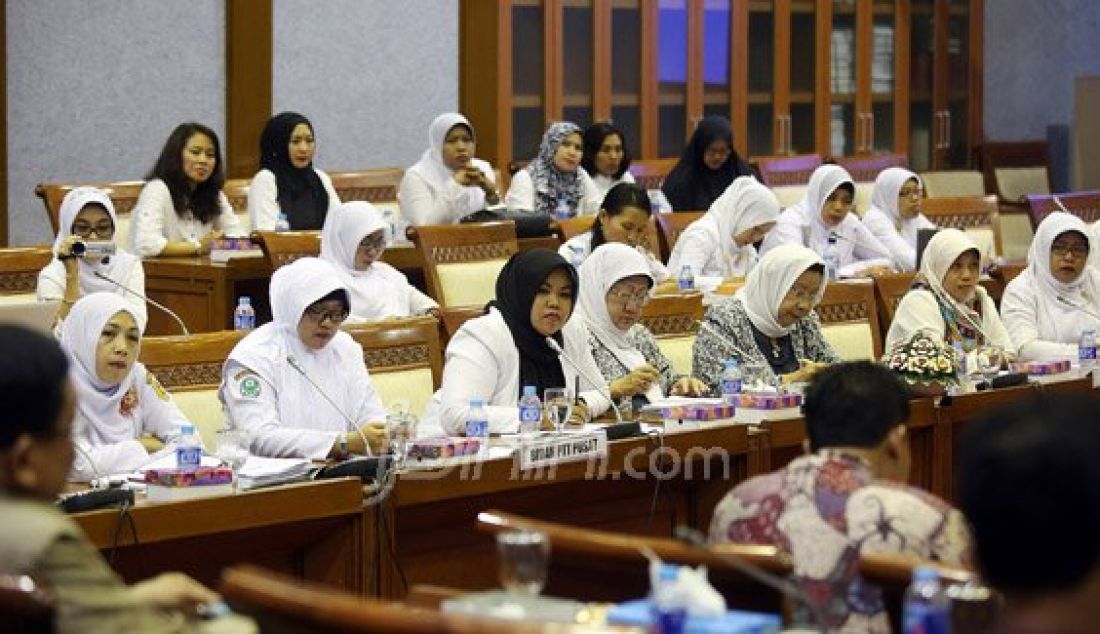 Bidan PTT Pusat Indonesia dan Forum Komunikasi Bidan (FKB) PTT Indonesia mengikuti rapat dengar pendapat dengan Komisi IX DPR di Ruang Komisi IX DPR, Nusantara I, Komplek Parlemen, Senayan, Jakarta, Rabu (16/3). Foto: Ricardo/JPNN.com - JPNN.com