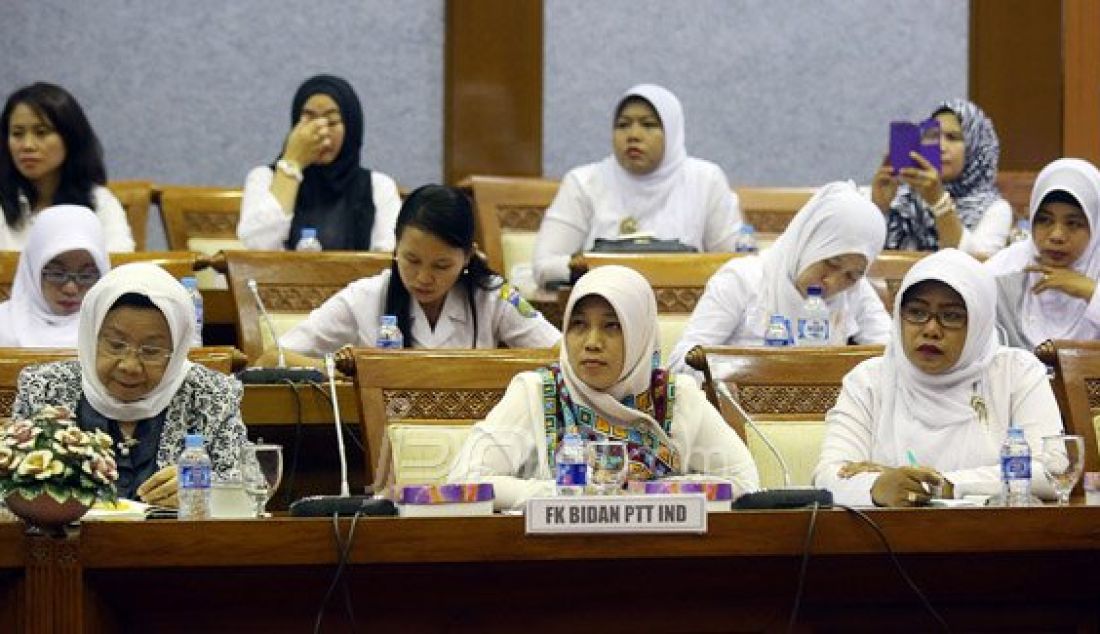 Bidan PTT Pusat Indonesia dan Forum Komunikasi Bidan (FKB) PTT Indonesia mengikuti rapat dengar pendapat dengan Komisi IX DPR di Ruang Komisi IX DPR, Nusantara I, Komplek Parlemen, Senayan, Jakarta, Rabu (16/3). Foto: Ricardo/JPNN.com - JPNN.com