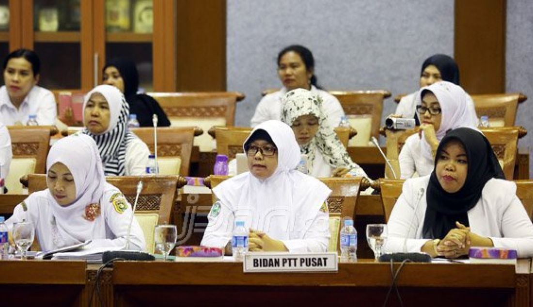 Bidan PTT Pusat Indonesia dan Forum Komunikasi Bidan (FKB) PTT Indonesia mengikuti rapat dengar pendapat dengan Komisi IX DPR di Ruang Komisi IX DPR, Nusantara I, Komplek Parlemen, Senayan, Jakarta, Rabu (16/3). Foto: Ricardo/JPNN.com - JPNN.com