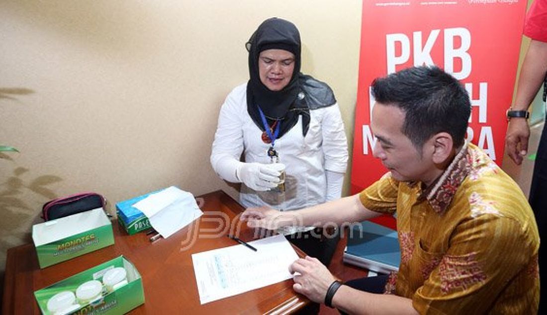 Anggota DPR Fraksi PKB Daniel Johan saat mengikuti tes urine dari Badan Nasional Narkotika (BNN) di Ruang Fraksi PKB, Nusantara I, Komplek Parlemen, Senayan, Jakarta, Rabu (16/3). Foto: Ricardo/JPNN.com - JPNN.com