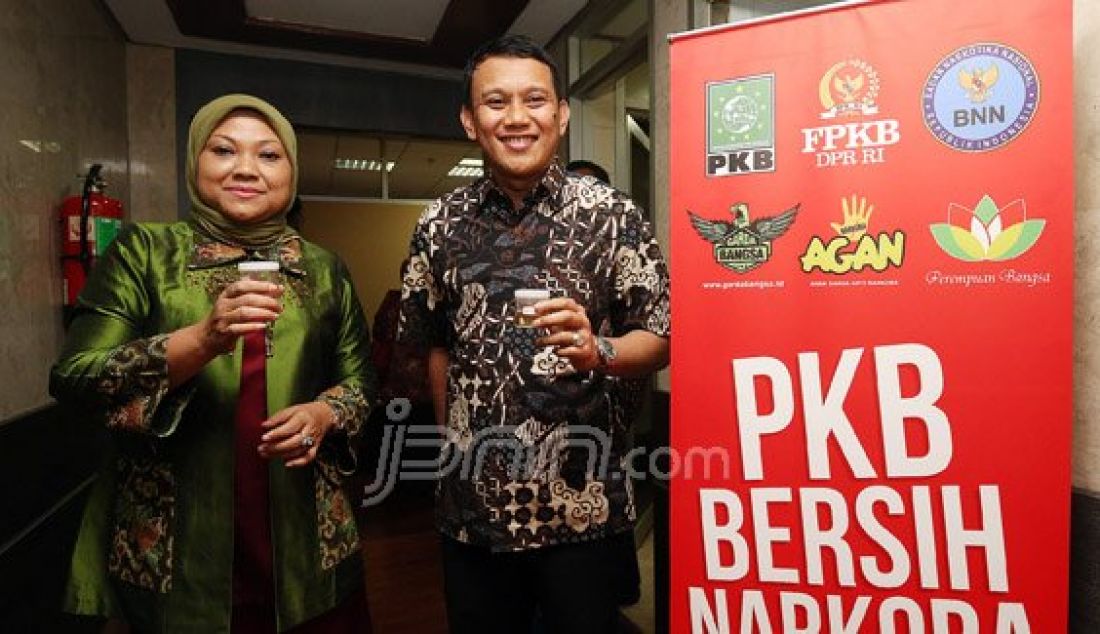 Ketua Fraksi Partai Kebangkitan Bangsa Ida Fauziah (kiri), Sekretaris Jenderal DPP Partai Kebangkitan Bangsa (PKB) Abdul Kadir Karding usai tes urine dari Badan Nasional Narkotika (BNN) di Ruang Fraksi PKB, Nusantara I, Komplek Parlemen, Senayan, Jakarta, Rabu (16/3). Foto: Ricardo/JPNN.com - JPNN.com