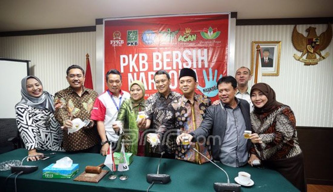 Ketua Fraksi Partai Kebangkitan Bangsa Ida Fauziah (kiri), Sekretaris Jenderal DPP Partai Kebangkitan Bangsa (PKB) Abdul Kadir Karding dan Anggota Fraksi PKB melakukan tes urine dengan Badan Nasional Narkotika (BNN) di Ruang Fraksi PKB, Jakarta, Rabu (16/3). Foto: Ricardo/JPNN.com - JPNN.com