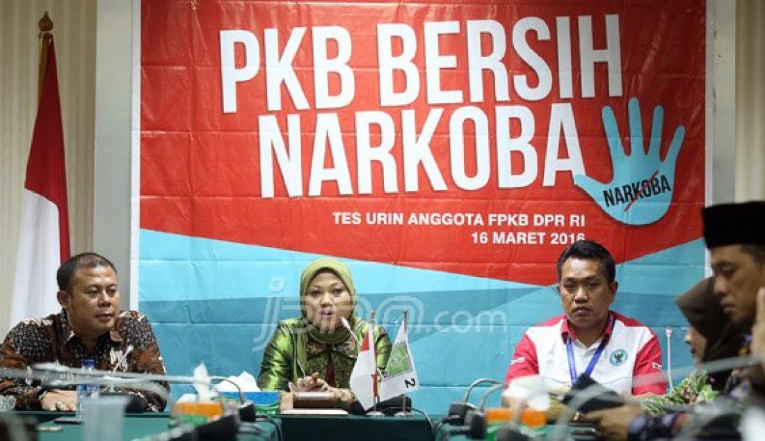 Ketua Fraksi Partai Kebangkitan Bangsa Ida Fauziah (kiri), Sekretaris Jenderal DPP Partai Kebangkitan Bangsa (PKB) Abdul Kadir Karding dan Anggota Fraksi PKB melakukan tes urine dengan Badan Nasional Narkotika (BNN) di Ruang Fraksi PKB, Jakarta, Rabu (16/3). Foto: Ricardo/JPNN.com - JPNN.com