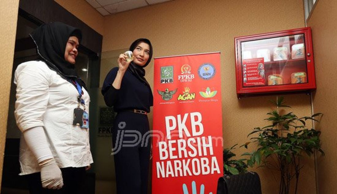 Anggota DPR Fraksi PKB Arzeti Bilbina saat mengikuti tes urine dari Badan Nasional Narkotika (BNN) di Ruang Fraksi PKB, Nusantara I, Komplek Parlemen, Senayan, Jakarta, Rabu (16/3). Foto: Ricardo/JPNN.com - JPNN.com