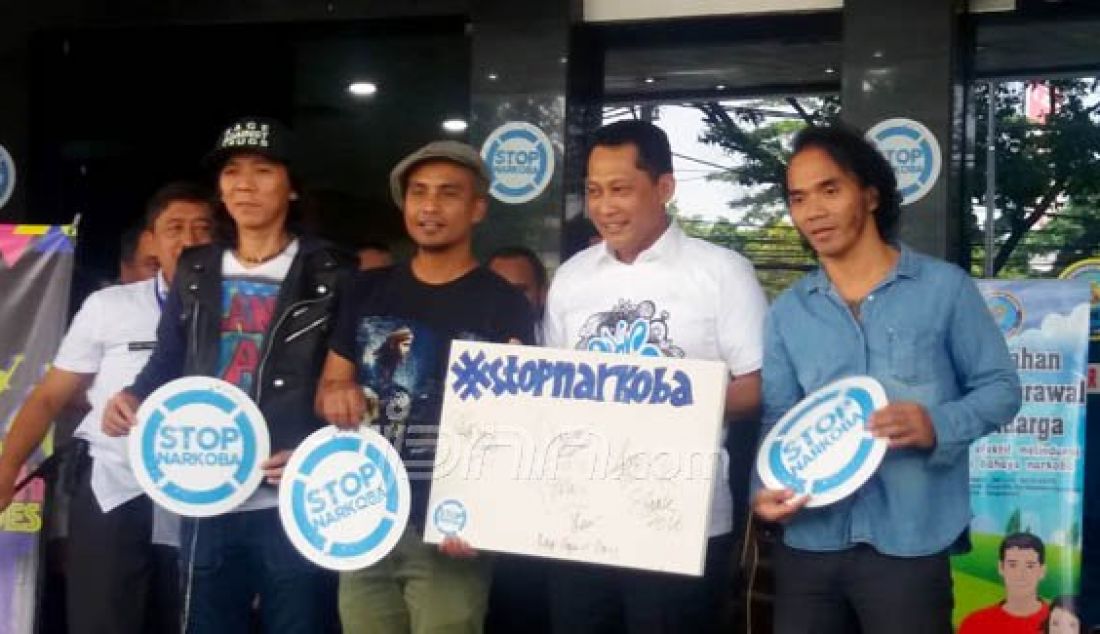 Grup musik Slank saat menyambangi dan bertemu dengan kepala Badan Nasional Narkotika (BNN), Komjen Pol Budi Waseso, Jakarta, Kamis (17/3). Kedatangan Slank ke BNN sebagai bentuk dukungan dan menyampaikan niatnya untuk membuatkan satu album khusus untuk Budi Waseso. Foto: Mg4/JPNN.com - JPNN.com