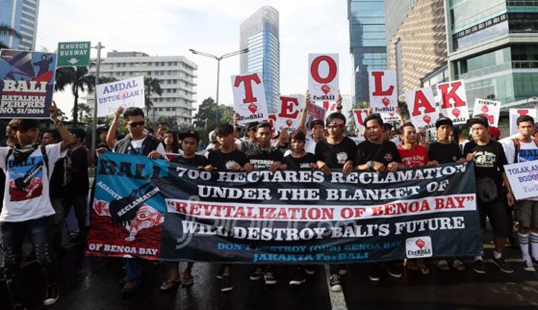 Aktivifis Solidaritas Jakarta ForBali menggelar aksi damai di Kawasan Bundaran HI, Jakarta, Minggu (20/3). Mereka menolak reklamis Teluk Benoa Bali. Foto : Ricardo/JPNN.com - JPNN.com