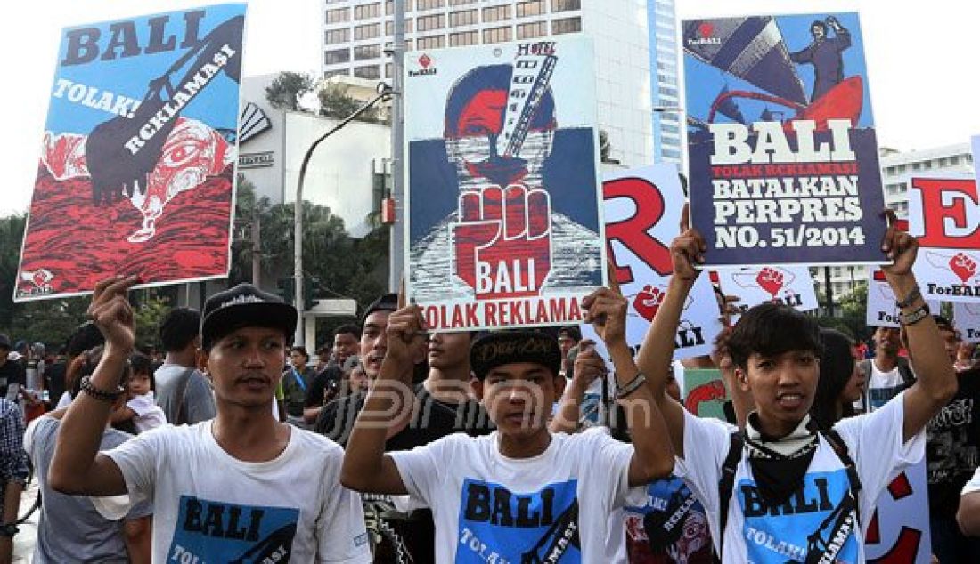 Aktivifis Solidaritas Jakarta ForBali menggelar aksi damai di Kawasan Bundaran HI, Jakarta, Minggu (20/3). Mereka menolak reklamis Teluk Benoa Bali. Foto : Ricardo/JPNN.com - JPNN.com