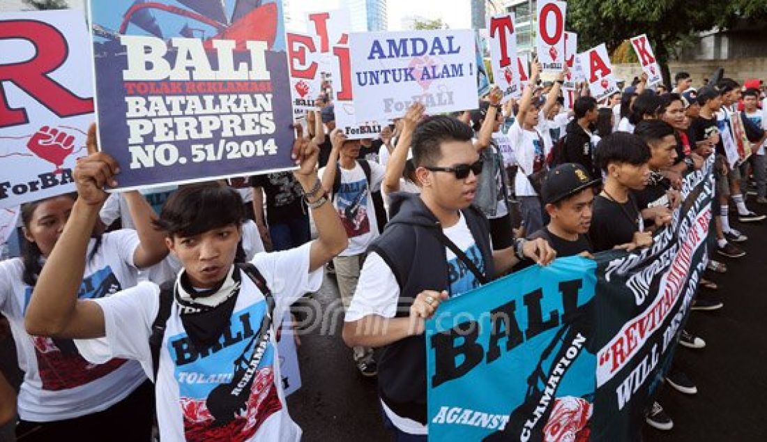 Aktivifis Solidaritas Jakarta ForBali menggelar aksi damai di Kawasan Bundaran HI, Jakarta, Minggu (20/3). Mereka menolak reklamis Teluk Benoa Bali. Foto : Ricardo/JPNN.com - JPNN.com