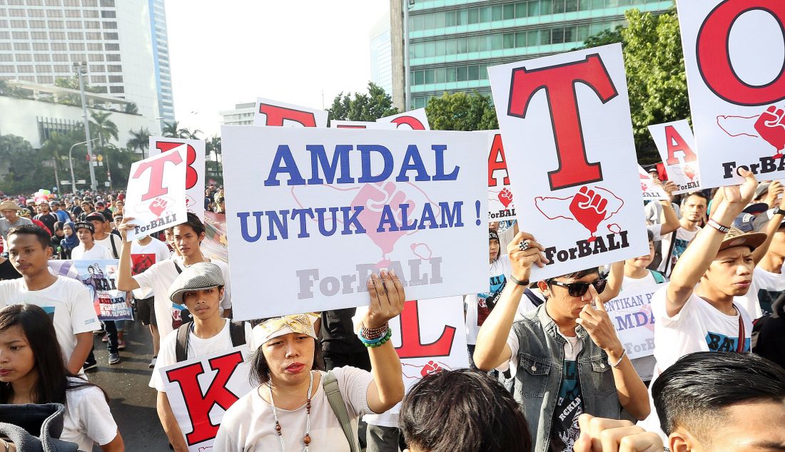 Aktivifis Solidaritas Jakarta ForBali menggelar aksi damai di Kawasan Bundaran HI, Jakarta, Minggu (20/3). Mereka menolak reklamis Teluk Benoa Bali. Foto : Ricardo/JPNN.com - JPNN.com