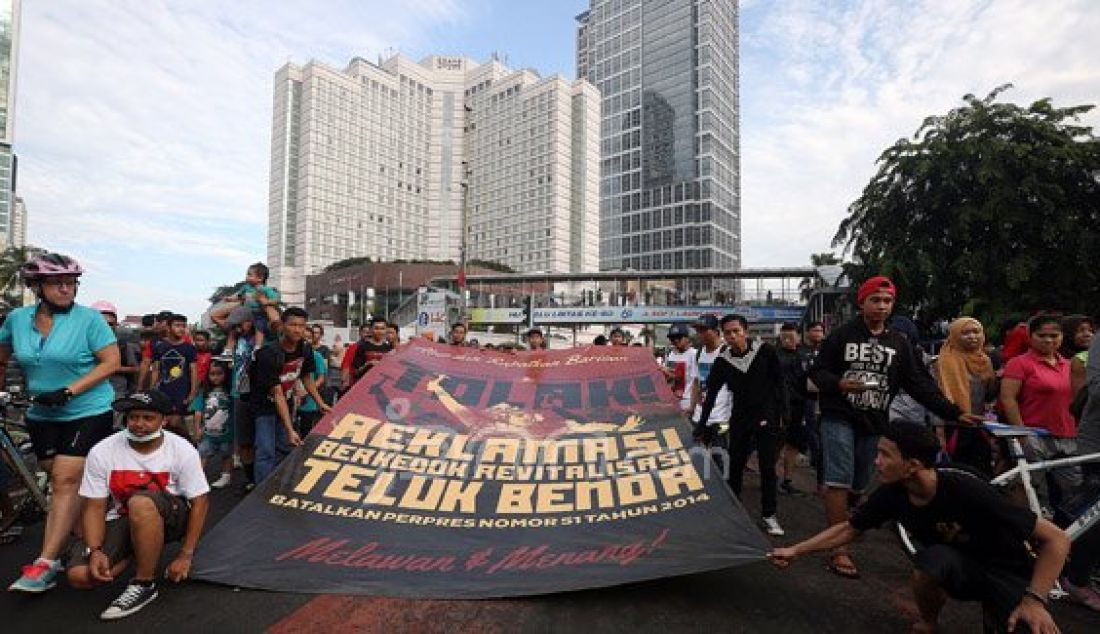 Aktivifis Solidaritas Jakarta ForBali menggelar aksi damai di Kawasan Bundaran HI, Jakarta, Minggu (20/3). Mereka menolak reklamis Teluk Benoa Bali. Foto : Ricardo/JPNN.com - JPNN.com