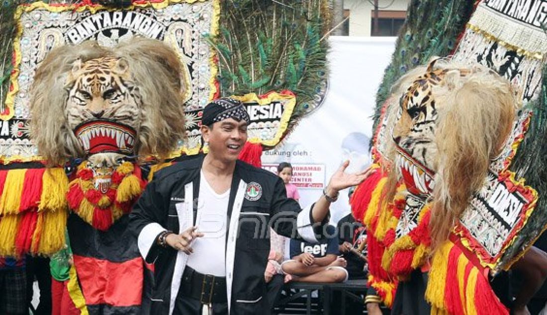 Anggota fraksi Partai Gerindra DPRD DKI Jakarta Mohamad Sanusi saat menghadiri pertunjukan kesenian Reyog Ponorogo di acara Car Free Day, Jakarta, Minggu (20/3). Sanusi mendukung kesenian Reyog Ponorogo menjadi warisan budaya dunia. Foto : Ricardo/JPNN.com - JPNN.com