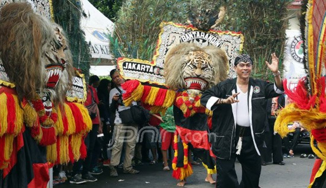 Anggota fraksi Partai Gerindra DPRD DKI Jakarta Mohamad Sanusi saat menghadiri pertunjukan kesenian Reyog Ponorogo di acara Car Free Day, Jakarta, Minggu (20/3). Sanusi mendukung kesenian Reyog Ponorogo menjadi warisan budaya dunia. Foto : Ricardo/JPNN.com - JPNN.com