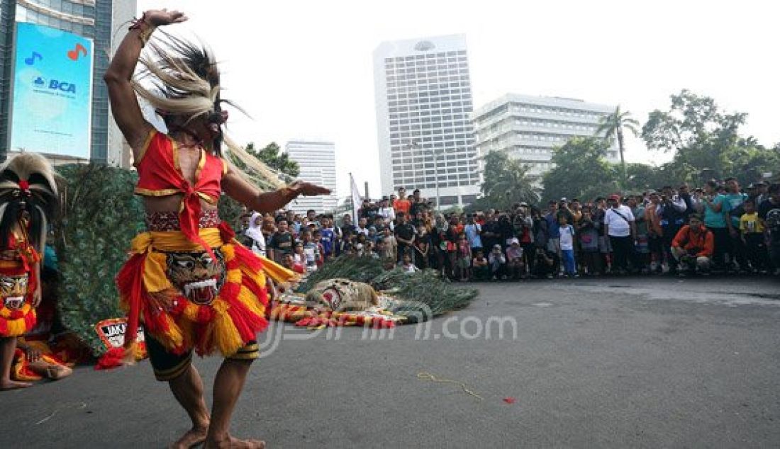 Komunitas Reyog Ponorogo DKI Jakarta menggelar pertunjukan kesenian Reyog Ponorogo di acara Car Free Day, Jakarta, Minggu (20/3). Aset Budaya Bangsa harus menjadi warisan budaya dunia. Foto : Ricardo/JPNN.com - JPNN.com