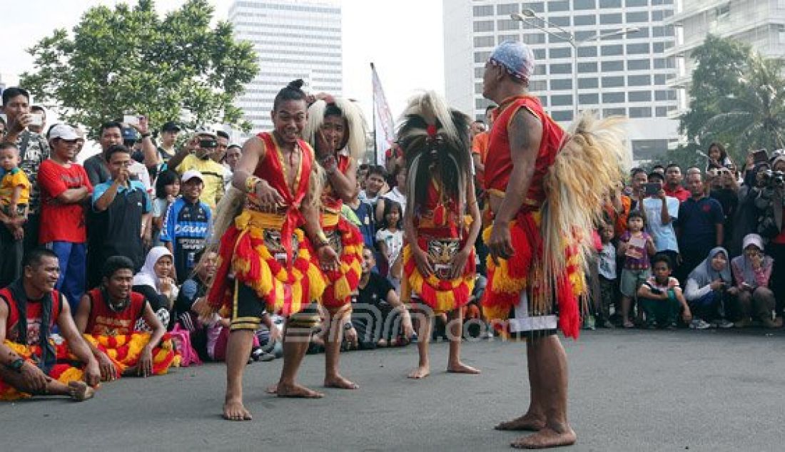 Komunitas Reyog Ponorogo DKI Jakarta menggelar pertunjukan kesenian Reyog Ponorogo di acara Car Free Day, Jakarta, Minggu (20/3). Aset Budaya Bangsa harus menjadi warisan budaya dunia. Foto : Ricardo/JPNN.com - JPNN.com