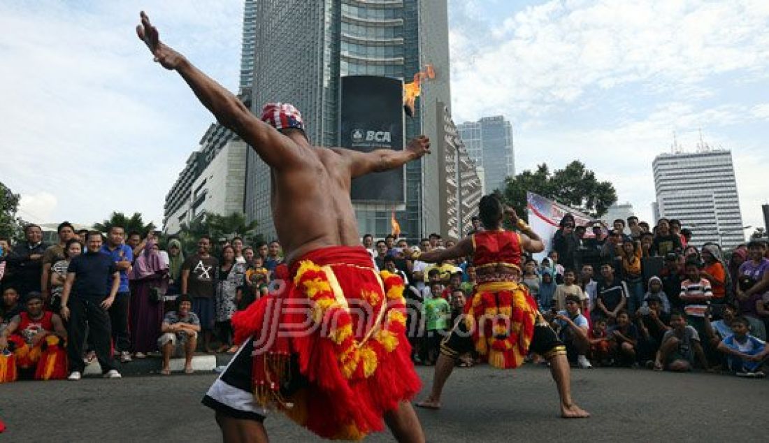 Komunitas Reyog Ponorogo DKI Jakarta menggelar pertunjukan kesenian Reyog Ponorogo di acara Car Free Day, Jakarta, Minggu (20/3). Aset Budaya Bangsa harus menjadi warisan budaya dunia. Foto : Ricardo/JPNN.com - JPNN.com