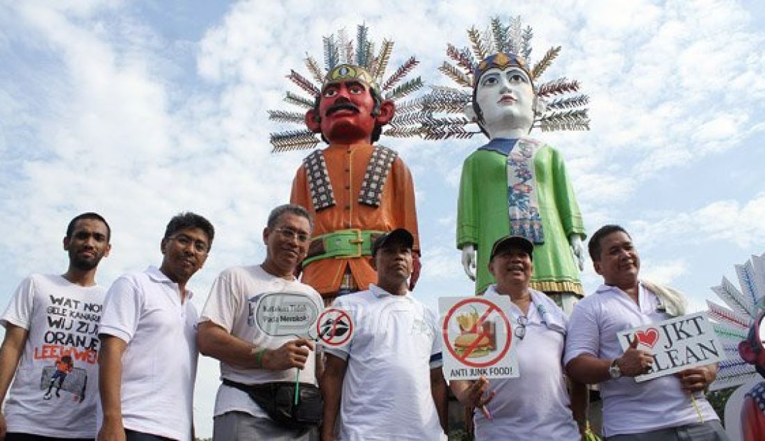 Direktur Utama Pusat Pengelolahan Komplek Kemayoran Dwi Nugroho (ketiga kiri), Direktur Keuangan dan Umum Medi Kristianto (kanan) dan warga berfoto bersama saat acara sosialisasi pembangunan Wisma Atlet Kemayoran dan Kemayoran Sehat di Jakarta, Minggu (20/03). Acara sosialisasi pembangunan wisma atlet kemayoran tersebut dalam rangka persiapan sea games 2018 serta mengajak masyarakat untuk berperilaku hidup sehat dan menjaga kebersihan kawasan Kemayoran. Foto : Ricardo/JPNN.com - JPNN.com