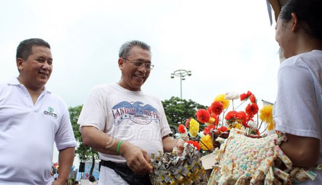 Direktur Utama Pusat Pengelolahan Komplek Kemayoran Dwi Nugroho (ketiga kiri), Direktur Keuangan dan Umum Medi Kristianto (kanan) dan warga berfoto bersama saat acara sosialisasi pembangunan Wisma Atlet Kemayoran dan Kemayoran Sehat di Jakarta, Minggu (20/03). Acara sosialisasi pembangunan wisma atlet kemayoran tersebut dalam rangka persiapan sea games 2018 serta mengajak masyarakat untuk berperilaku hidup sehat dan menjaga kebersihan kawasan Kemayoran. Foto : Ricardo/JPNN.com - JPNN.com