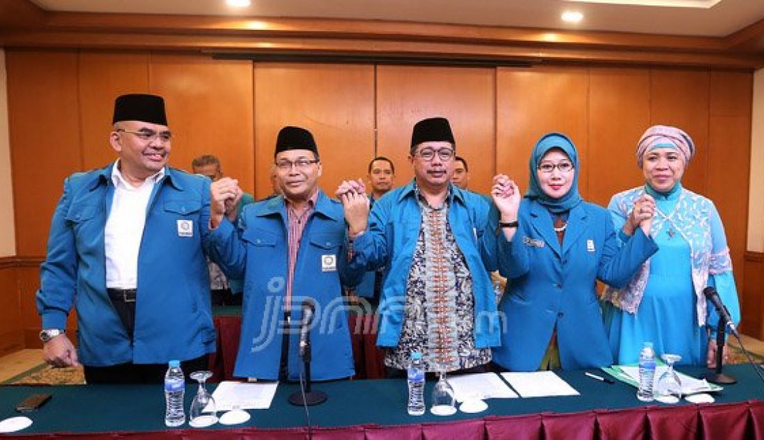 Ketua Umum Persaudaraan Muslimin Indonesia (Permusi) Usamah Hisyam (tengah)bersama Ketua Permusi menggelar konferensi pers terkait dinamikan Islah PPP di Jakarta, Minggu (20/3). Permusi meminta semua pihak untuk menahan diri dan menjaga keutuhan PPP. Foto : Ricardo/JPNN.com - JPNN.com