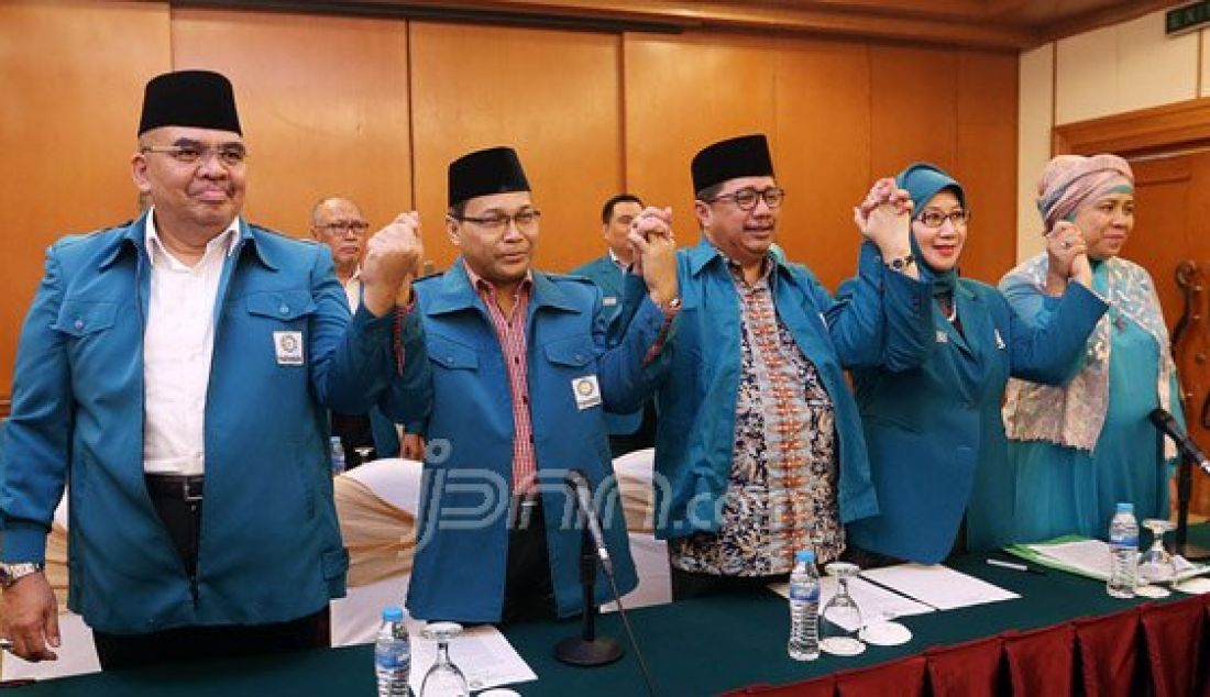 Ketua Umum Persaudaraan Muslimin Indonesia (Permusi) Usamah Hisyam (tengah)bersama Ketua Permusi menggelar konferensi pers terkait dinamikan Islah PPP di Jakarta, Minggu (20/3). Permusi meminta semua pihak untuk menahan diri dan menjaga keutuhan PPP. Foto : Ricardo/JPNN.com - JPNN.com