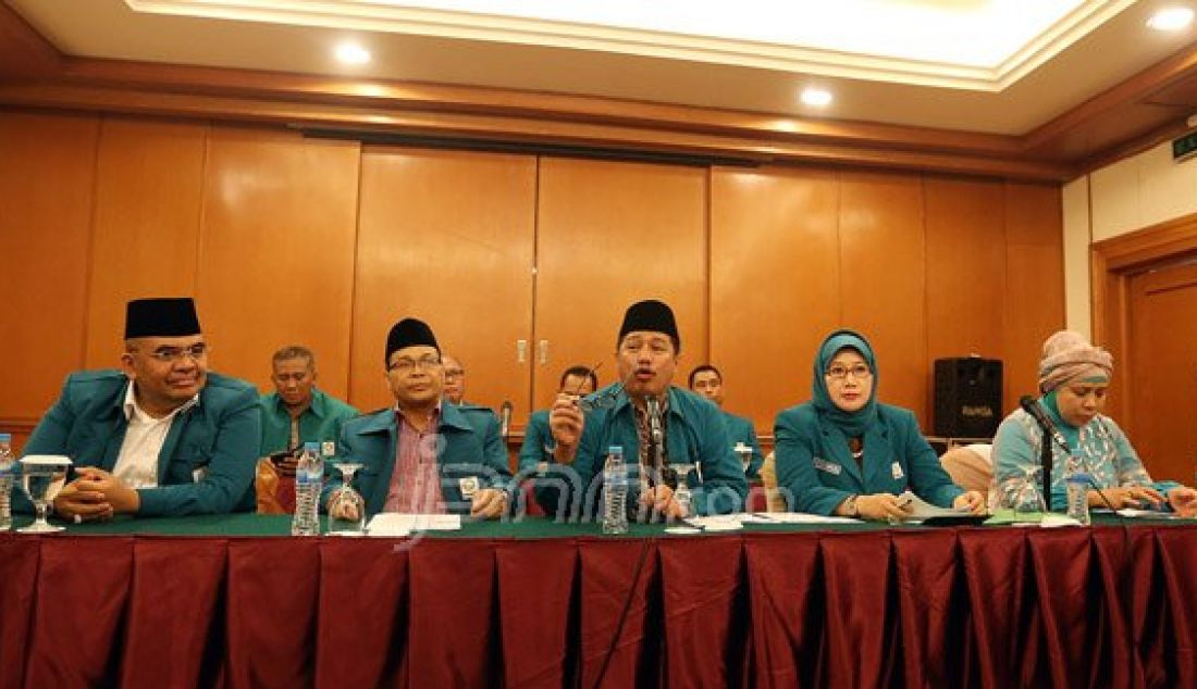 Ketua Umum Persaudaraan Muslimin Indonesia (Permusi) Usamah Hisyam (tengah)bersama Ketua Permusi menggelar konferensi pers terkait dinamikan Islah PPP di Jakarta, Minggu (20/3). Permusi meminta semua pihak untuk menahan diri dan menjaga keutuhan PPP. Foto : Ricardo/JPNN.com - JPNN.com