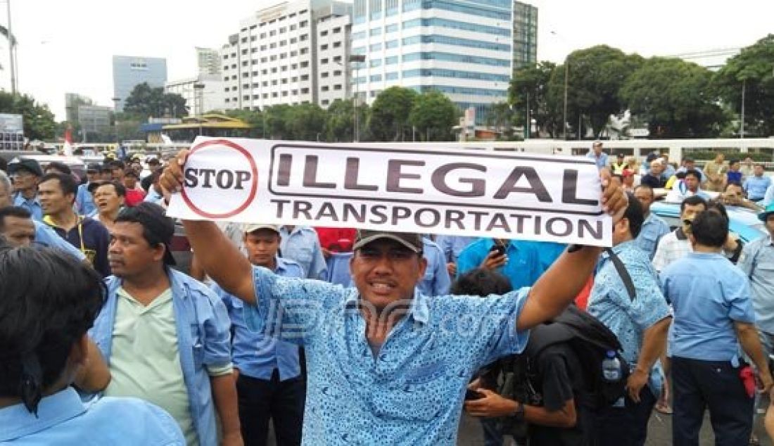 Ratusan sopir taksi melakukan aksi unjuk rasa di depan Gedung DPR-MPR Jakarta, Selasa (22/3). Foto: M Fathra/JPNN.com - JPNN.com