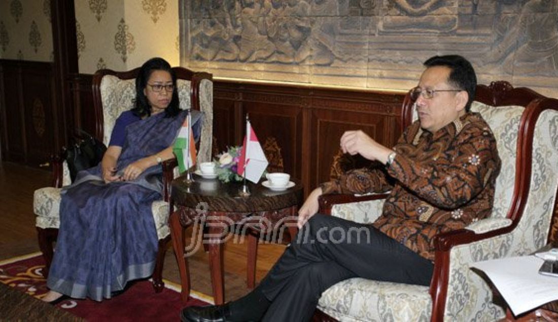 SERIUS: Ketua DPD-RI Irman Gusman saat menerima kunjungan Duta besar India untuk Indonesia Nengcha Lhouvum Mukhopadhaya di ruang kerjanya, Jakarta, Selasa (22/3). Foto: Charlie/Indopos/JPNN.com - JPNN.com