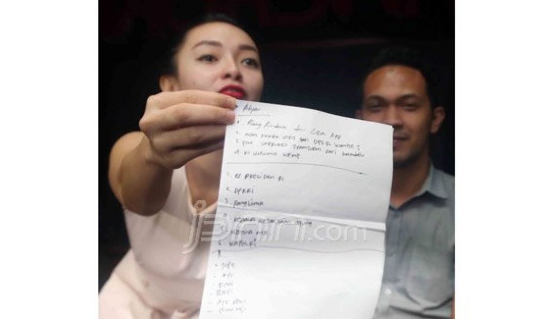 INI LHO: Zaskia Gotik menunjukkan kertas bertulisan nama dan lembaga yang harus dia ucapkan saat memohon maaf. Foto: Fedrik/Jawa Pos/JPNN.com - JPNN.com