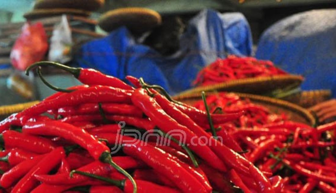 MELAMBUNG: Harga cabe merah di pasar tradisional Kanoman, Kota Cirebon yang awalnya hanya Rp25ribu kini menjadi Rp50ribu/kg, Selasa (22/3). Kenaikan harga cabai ini pun berimbas pada harga sayuran lain. Foto: Ilmi/Radar Cirebon/JPNN.com - JPNN.com