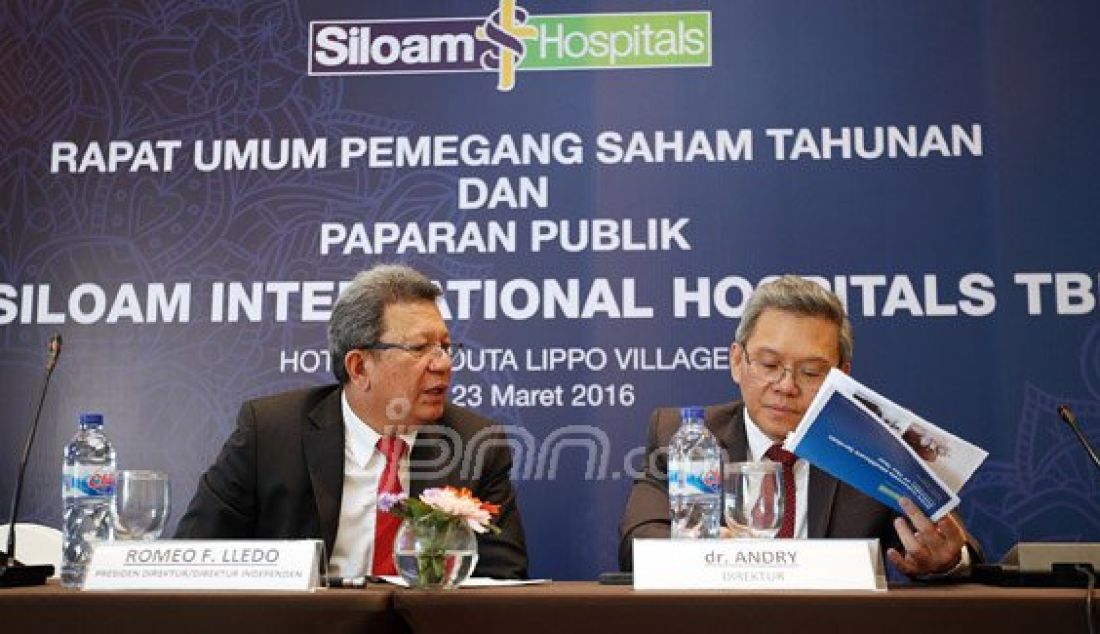 Presiden Direktur PT Siloam International Hospitals Tbk Romeo F. LLedo (kiri), Direksi yang baru Andry (kanan) pada Rapat Umum Pemegang Saham Tahunan (RUPST), Tangerang, Banten, Rabu (23/3). Selain mengganti anggota Direksi, PT. Siloam Hospitals Internasional Tbk juga melaporkan melaporkan pendapatan. Foto: Ricardo/JPNN.com - JPNN.com