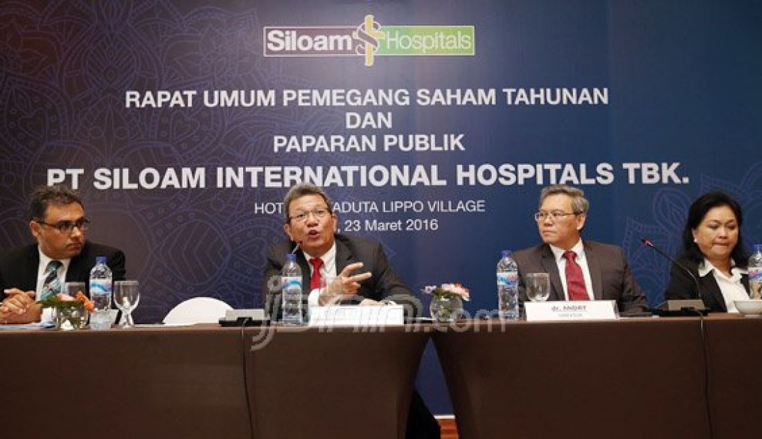 Presiden Direktur PT Siloam International Hospitals Tbk Romeo F. LLedo (kiri), Direksi yang baru Andry (kanan) pada Rapat Umum Pemegang Saham Tahunan (RUPST), Tangerang, Banten, Rabu (23/3). Selain mengganti anggota Direksi, PT. Siloam Hospitals Internasional Tbk juga melaporkan melaporkan pendapatan. Foto: Ricardo/JPNN.com - JPNN.com