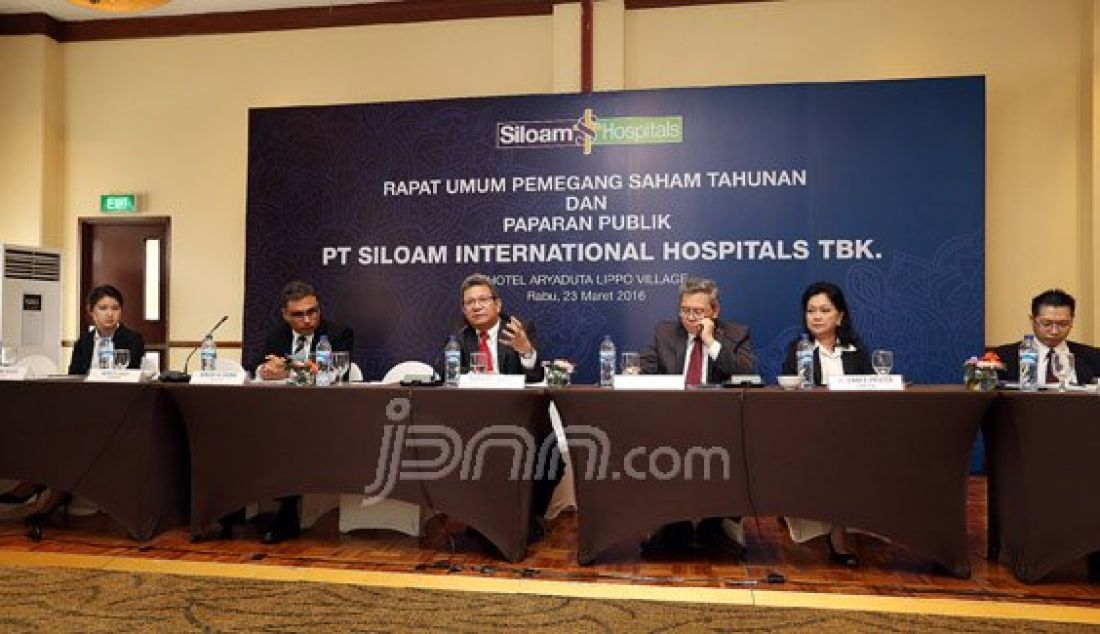 Presiden Direktur PT Siloam International Hospitals Tbk Romeo F. LLedo (kiri), Direksi yang baru Andry (kanan) pada Rapat Umum Pemegang Saham Tahunan (RUPST), Tangerang, Banten, Rabu (23/3). Selain mengganti anggota Direksi, PT. Siloam Hospitals Internasional Tbk juga melaporkan melaporkan pendapatan. Foto: Ricardo/JPNN.com - JPNN.com