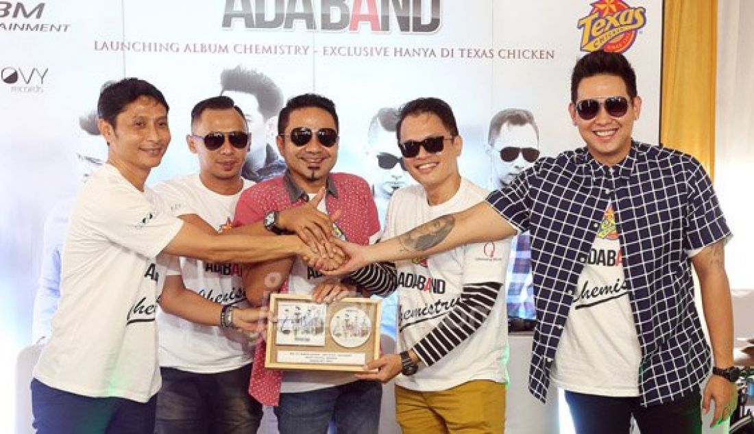 Group Ada Band dibawah label ABM Entertainment saat launching album ke-13 yang berjudul 'Chemistry', Jakarta, Rabu (23/3). Peluncuran album ke-13 ADA Band pihak ABM Entertainment bekerjasama dengan restoran cepat saji Texas Chicken dan Qdawang music guna mendistribusikan penjualan CD Ada Band. Foto: Ricardo/JPNN.com - JPNN.com