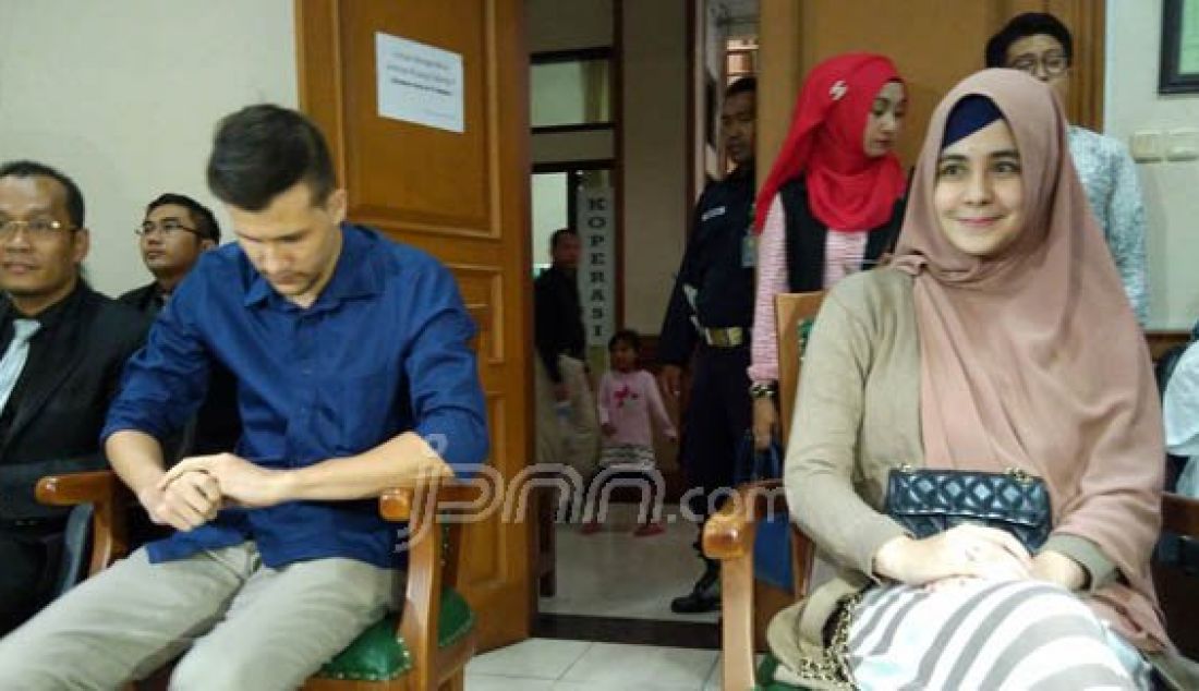Stuart Collin dan Rusty Tagor saat mengikuti proses sidang perceraian di Pengadilan Agama Jakarta Selatan, Kamis (24/3). Foto: Adrian Gilang/JPNN - JPNN.com
