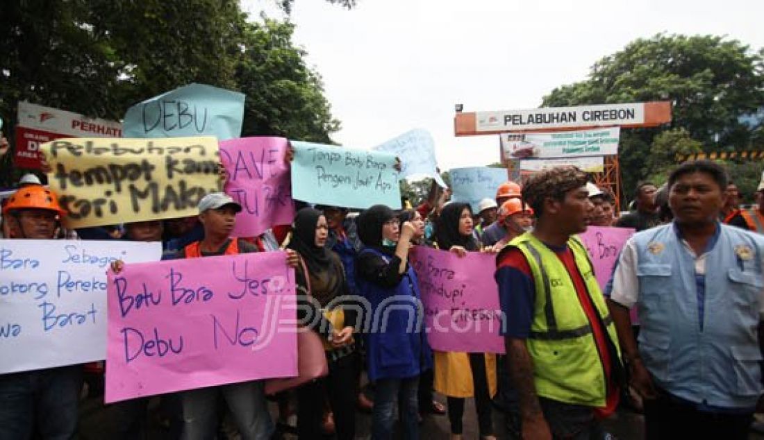 TOLAK PENUTUPAN: Para pekerja pelabuhan Kota Cirebon melakukan demo menolak penutupan aktivitas bongkar muat batu bara di Pelabuhan Cirebon, Jumat (25/3). Foto; Okri/Radar Cirebon/JPNN.com - JPNN.com