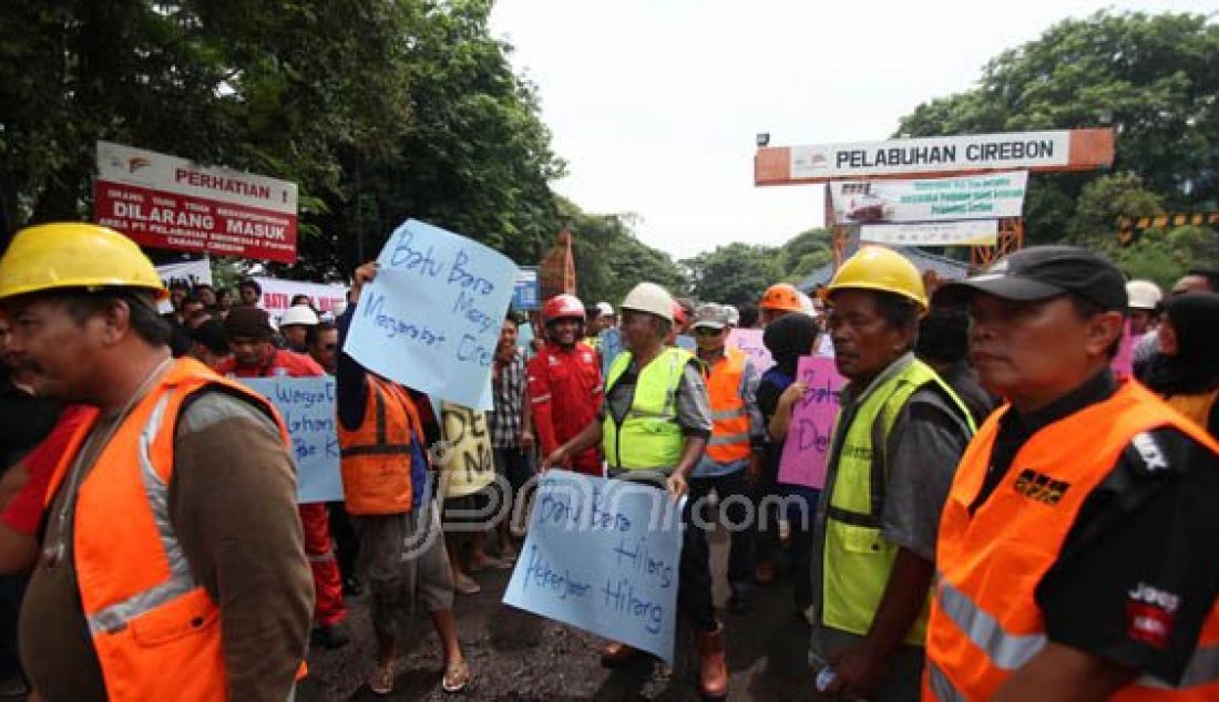 TOLAK PENUTUPAN: Para pekerja pelabuhan Kota Cirebon melakukan demo menolak penutupan aktivitas bongkar muat batu bara di Pelabuhan Cirebon, Jumat (25/3). Foto; Okri/Radar Cirebon/JPNN.com - JPNN.com
