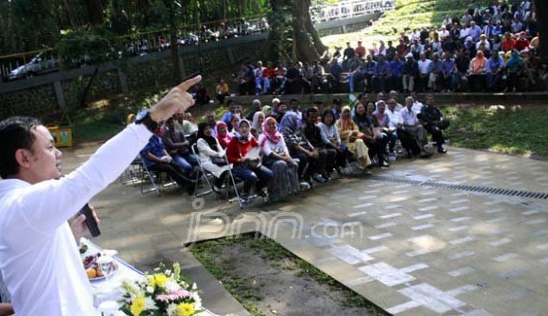 Wali kota Bogor Bima Arya saat menjelaskan tentang sosialisasi penerapan sistem satu arah di sejumlah jalan di sekitar Kebun Raya Bogor (KRB) kepada para camat di Taman Ekspresi Sempur, Bogor, Jumat (25/3). Foto: Sofyansyah/Radar Bogor/JPNN.com - JPNN.com