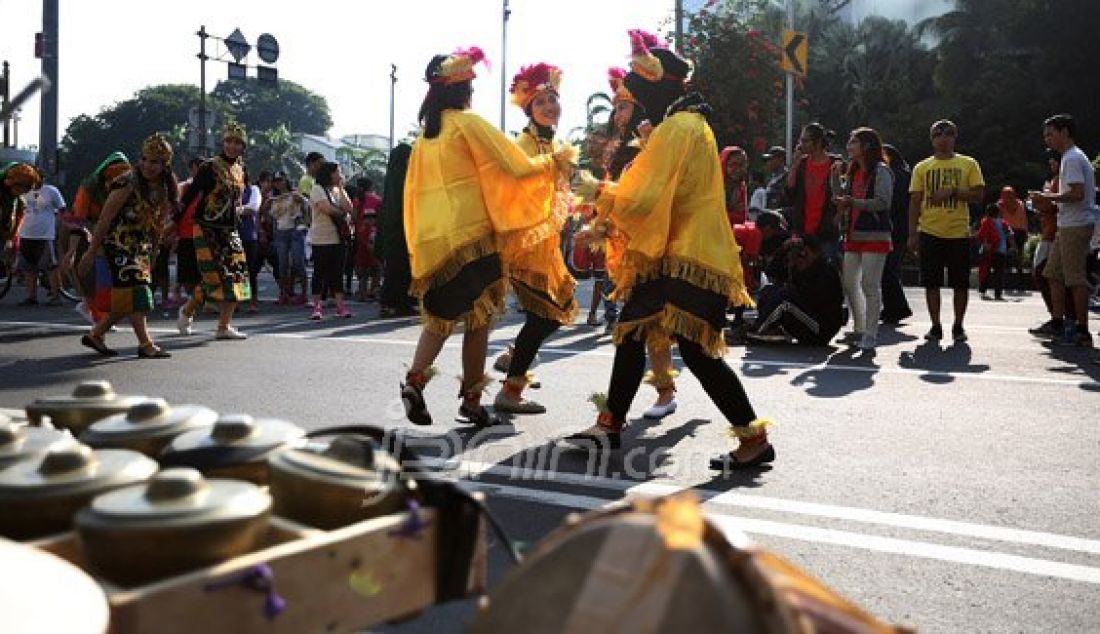 Vistrad (vokalis in action tradisional) UI saat mempertunjukkan tarian daerah di Car Free Day, Bunderan HI, Jakarta, Minggu (27/3). Mereka akan membawakan 7 tarian daerah pada acara festival Prancis 2016. Foto : Ricardo/JPNN.com - JPNN.com