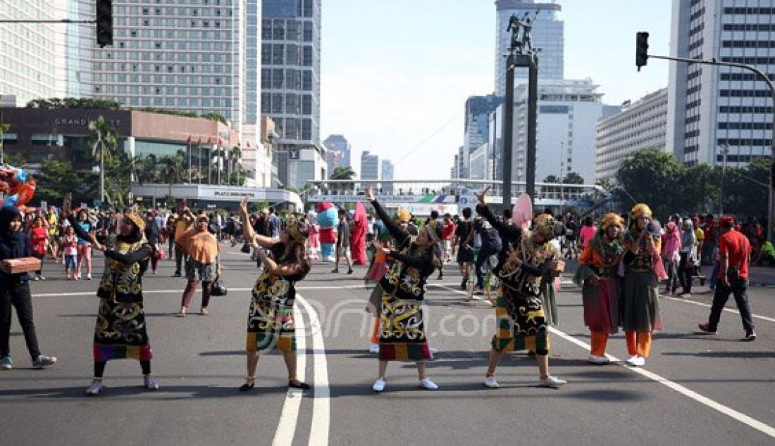 Vistrad (vokalis in action tradisional) UI saat mempertunjukkan tarian daerah di Car Free Day, Bunderan HI, Jakarta, Minggu (27/3). Mereka akan membawakan 7 tarian daerah pada acara festival Prancis 2016. Foto : Ricardo/JPNN.com - JPNN.com