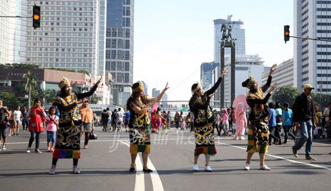 Vistrad (vokalis in action tradisional) UI saat mempertunjukkan tarian daerah di Car Free Day, Bunderan HI, Jakarta, Minggu (27/3). Mereka akan membawakan 7 tarian daerah pada acara festival Prancis 2016. Foto : Ricardo/JPNN.com - JPNN.com