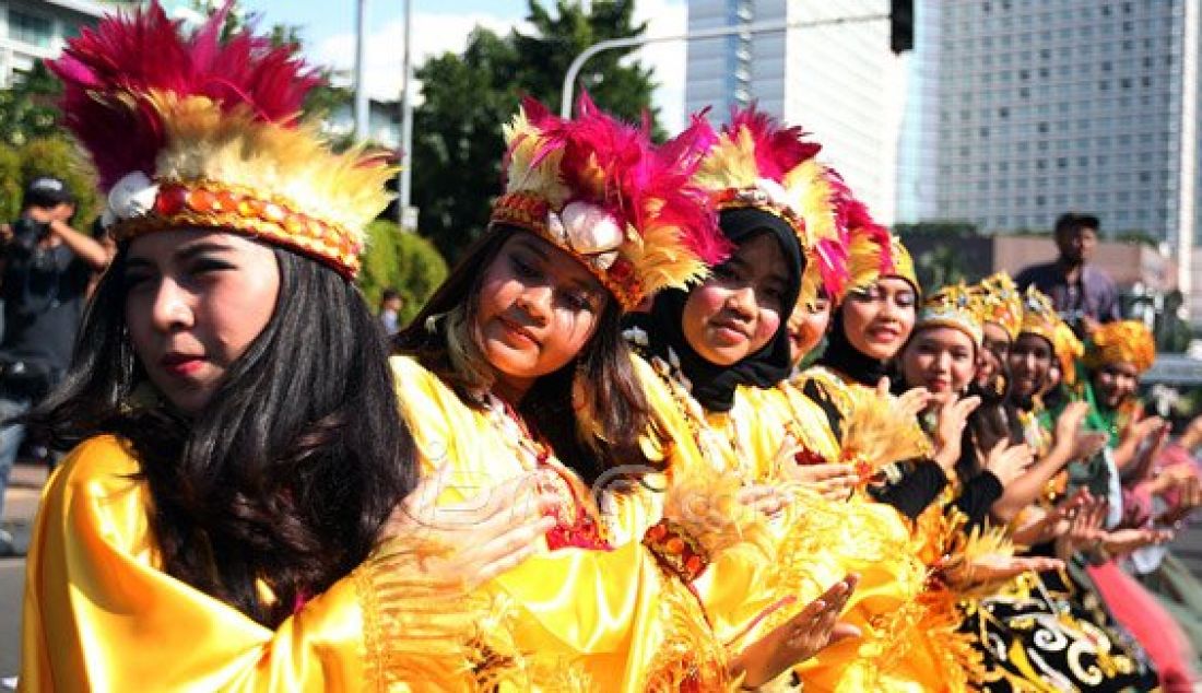 Vistrad (vokalis in action tradisional) UI saat mempertunjukkan tarian daerah di Car Free Day, Bunderan HI, Jakarta, Minggu (27/3). Mereka akan membawakan 7 tarian daerah pada acara festival Prancis 2016. Foto : Ricardo/JPNN.com - JPNN.com