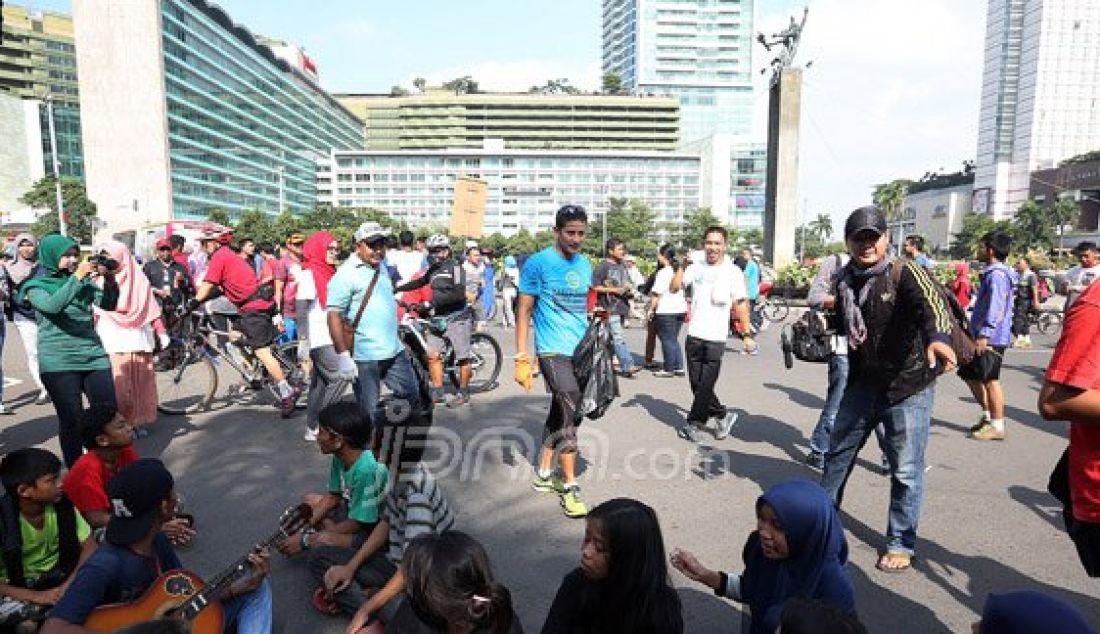 Bakal Calon Gubernur DKI Jakarta Sandiago Uno saat melakukan aksi pungut sampah bersama Relawan Sampah di Bundaran HI, Jakarta, Minggu (27/3). Sandiago Uno berniat mencalonkan dirinya sebagai Gubernur DKI Jakarta menghadapi calon petahana Basuki Tjahaja Purnama alias Ahok. Foto : Ricardo/JPNN.com - JPNN.com