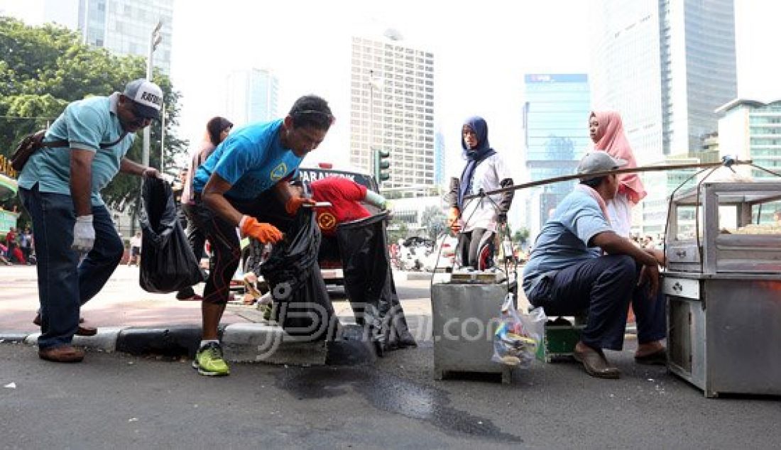 Bakal Calon Gubernur DKI Jakarta Sandiago Uno saat melakukan aksi pungut sampah bersama Relawan Sampah di Bundaran HI, Jakarta, Minggu (27/3). Sandiago Uno berniat mencalonkan dirinya sebagai Gubernur DKI Jakarta menghadapi calon petahana Basuki Tjahaja Purnama alias Ahok. Foto : Ricardo/JPNN.com - JPNN.com