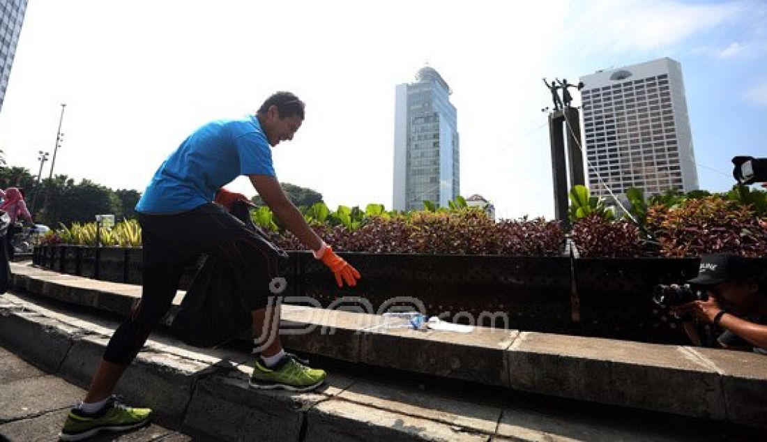 Bakal Calon Gubernur DKI Jakarta Sandiago Uno saat melakukan aksi pungut sampah bersama Relawan Sampah di Bundaran HI, Jakarta, Minggu (27/3). Sandiago Uno berniat mencalonkan dirinya sebagai Gubernur DKI Jakarta menghadapi calon petahana Basuki Tjahaja Purnama alias Ahok. Foto : Ricardo/JPNN.com - JPNN.com