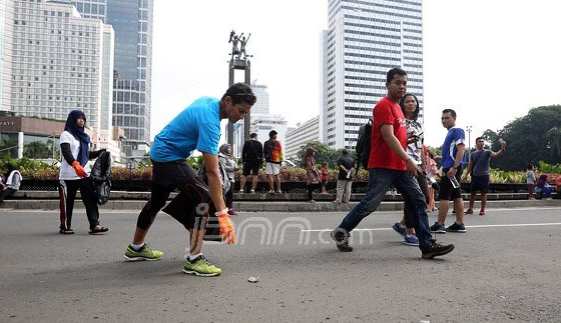 Bakal Calon Gubernur DKI Jakarta Sandiago Uno saat melakukan aksi pungut sampah bersama Relawan Sampah di Bundaran HI, Jakarta, Minggu (27/3). Sandiago Uno berniat mencalonkan dirinya sebagai Gubernur DKI Jakarta menghadapi calon petahana Basuki Tjahaja Purnama alias Ahok. Foto : Ricardo/JPNN.com - JPNN.com