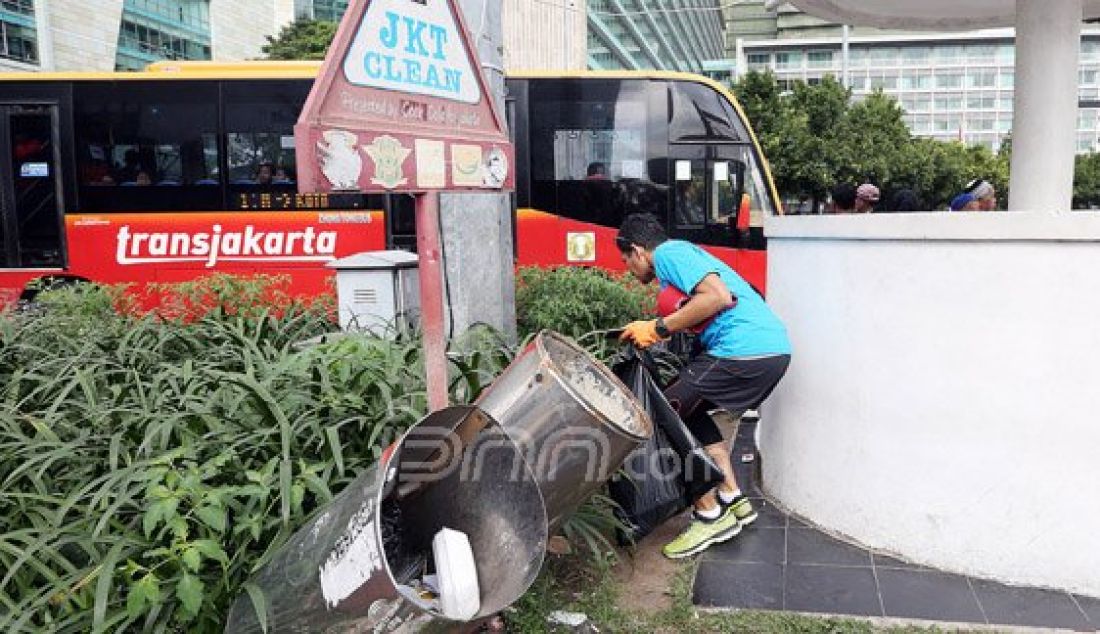 Bakal Calon Gubernur DKI Jakarta Sandiago Uno saat melakukan aksi pungut sampah bersama Relawan Sampah di Bundaran HI, Jakarta, Minggu (27/3). Sandiago Uno berniat mencalonkan dirinya sebagai Gubernur DKI Jakarta menghadapi calon petahana Basuki Tjahaja Purnama alias Ahok. Foto : Ricardo/JPNN.com - JPNN.com