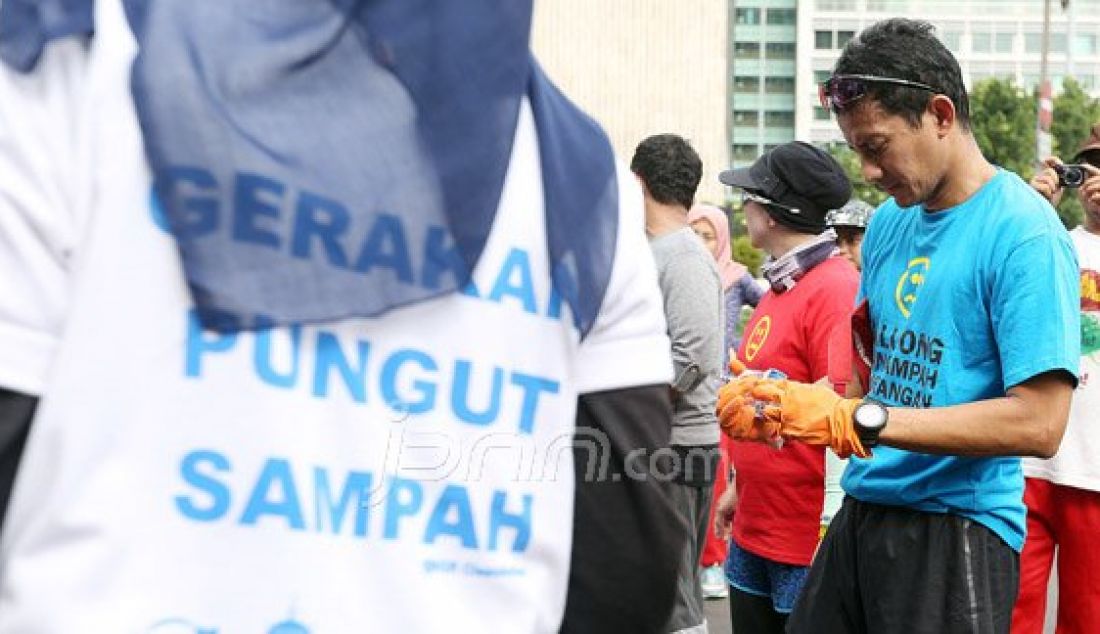 Bakal Calon Gubernur DKI Jakarta Sandiago Uno saat melakukan aksi pungut sampah bersama Relawan Sampah di Bundaran HI, Jakarta, Minggu (27/3). Sandiago Uno berniat mencalonkan dirinya sebagai Gubernur DKI Jakarta menghadapi calon petahana Basuki Tjahaja Purnama alias Ahok. Foto : Ricardo/JPNN.com - JPNN.com