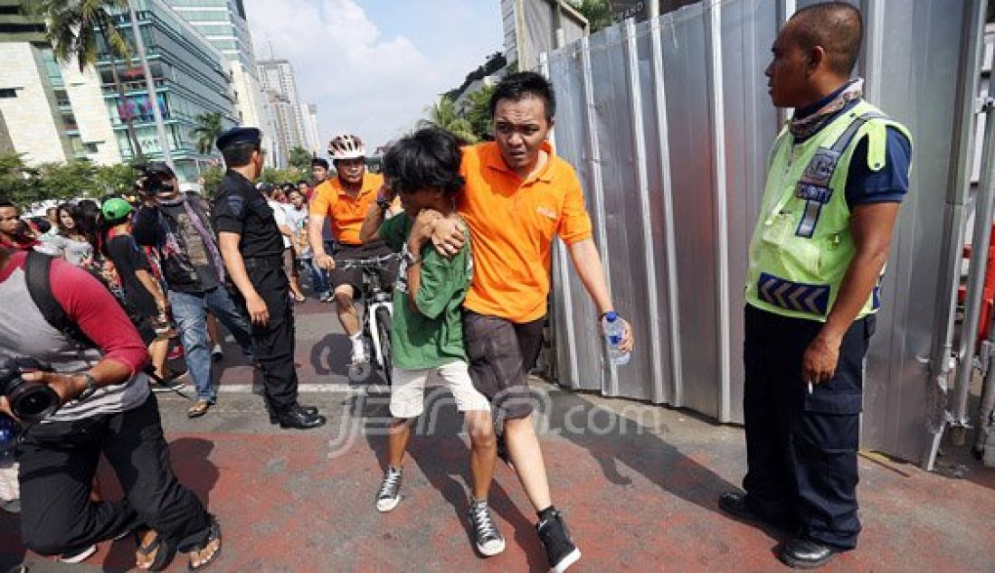 Polisi saat mengamankan seorang ABG yang diduga melakukan pemerasan terhadap remaja lainnya di kawasan Car Free Day, Jakarta, Minggu (27/3). Foto : Ricardo/JPNN.com - JPNN.com