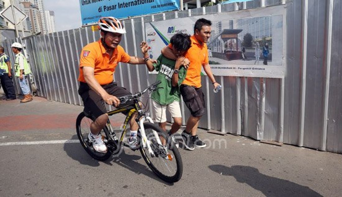 Polisi saat mengamankan seorang ABG yang diduga melakukan pemerasan terhadap remaja lainnya di kawasan Car Free Day, Jakarta, Minggu (27/3). Foto : Ricardo/JPNN.com - JPNN.com