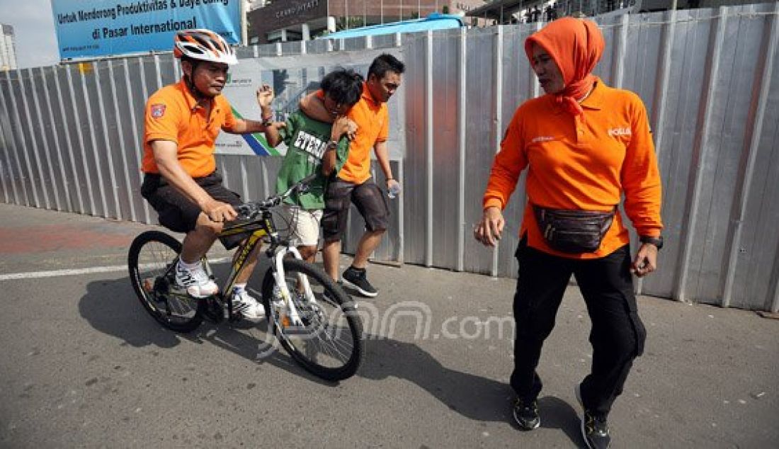 Polisi saat mengamankan seorang ABG yang diduga melakukan pemerasan terhadap remaja lainnya di kawasan Car Free Day, Jakarta, Minggu (27/3). Foto : Ricardo/JPNN.com - JPNN.com